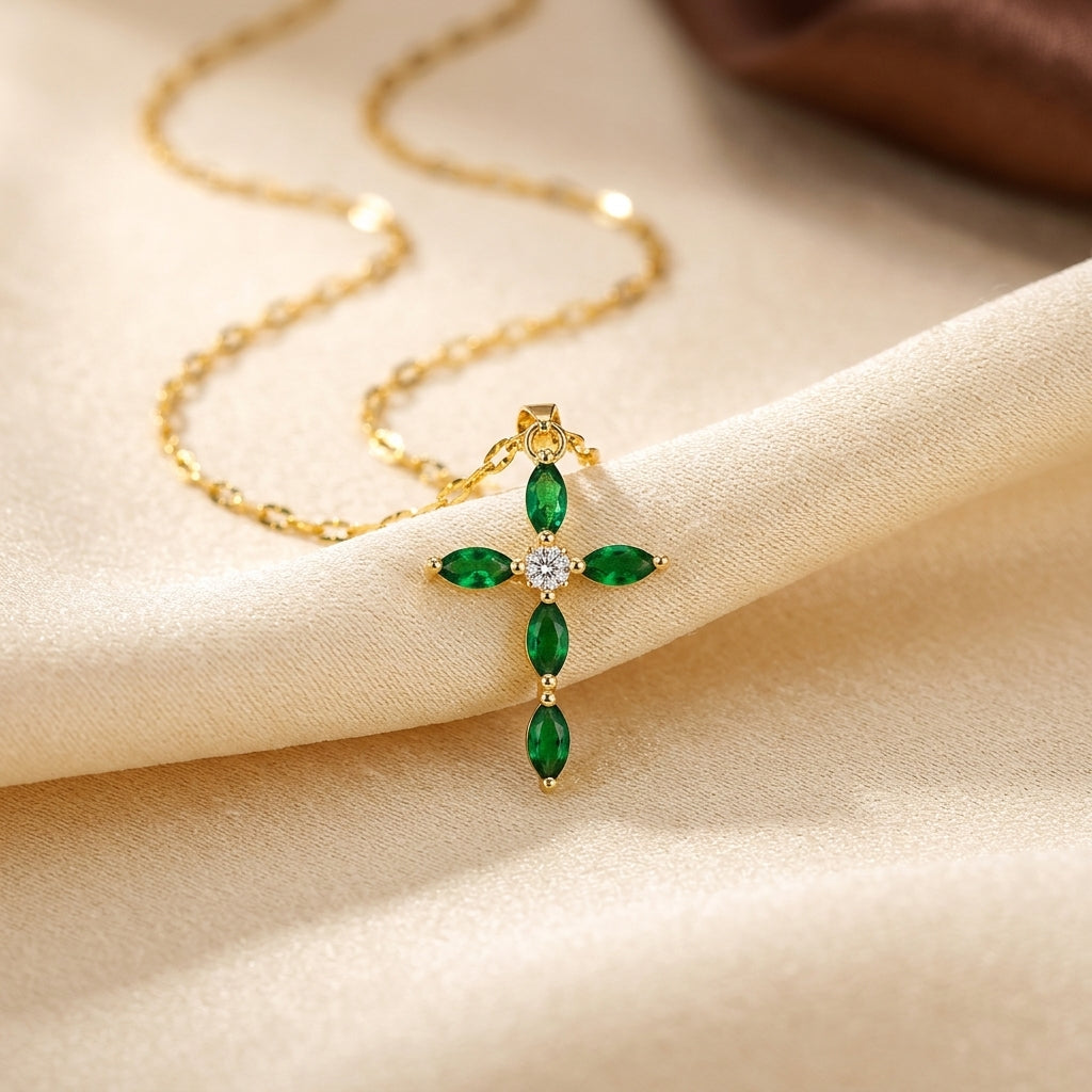 Kreuzcollier mit marquiseförmigem Smaragd in Gold