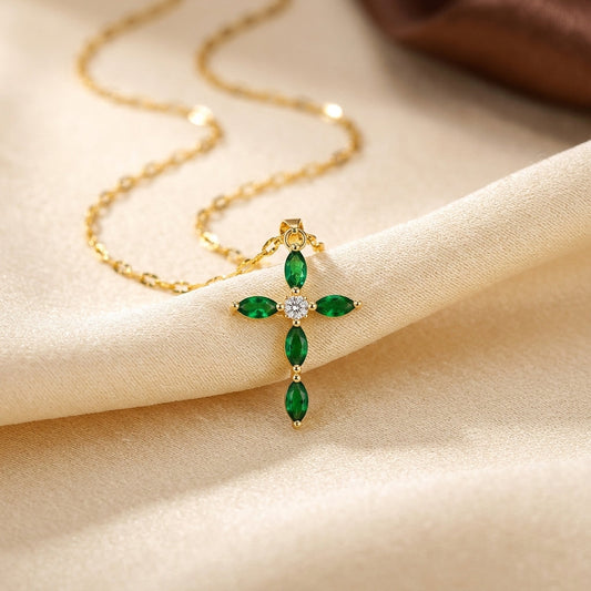 Kreuzcollier mit marquiseförmigem Smaragd in Gold