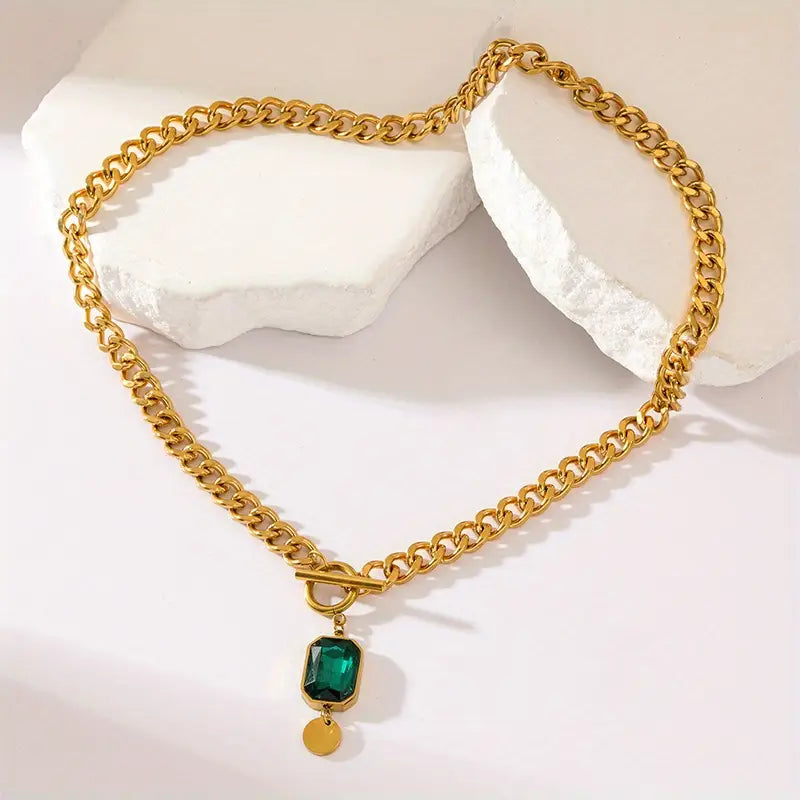 Goldene Kette mit Smaragd