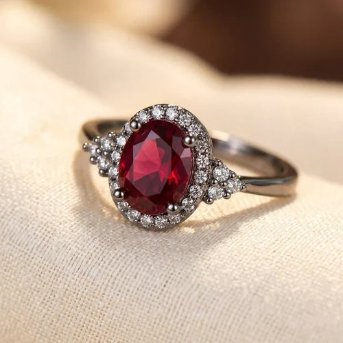 Halo-Ring mit Rubin in Silber