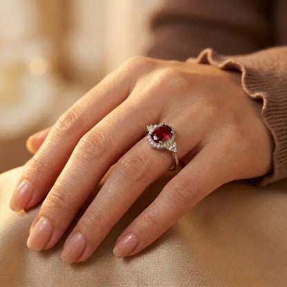 Halo-Ring mit Rubin in Silber
