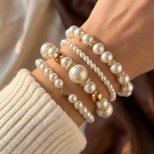 Set von Perlenarmbändern in Gold