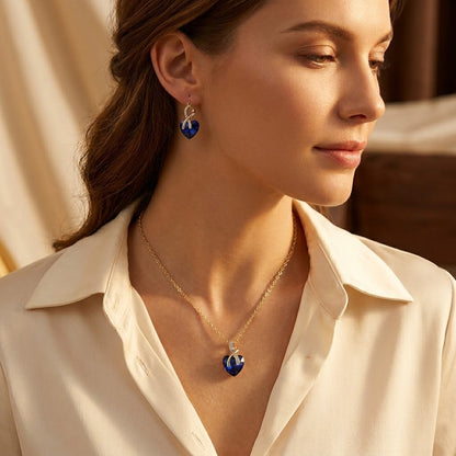 Set aus einer Kette und Ohrringen mit einem Herz aus Saphir in Gold