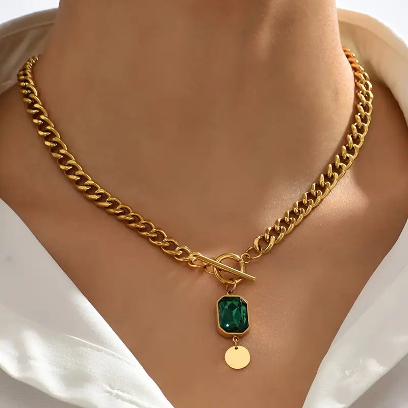 Goldene Kette mit Smaragd
