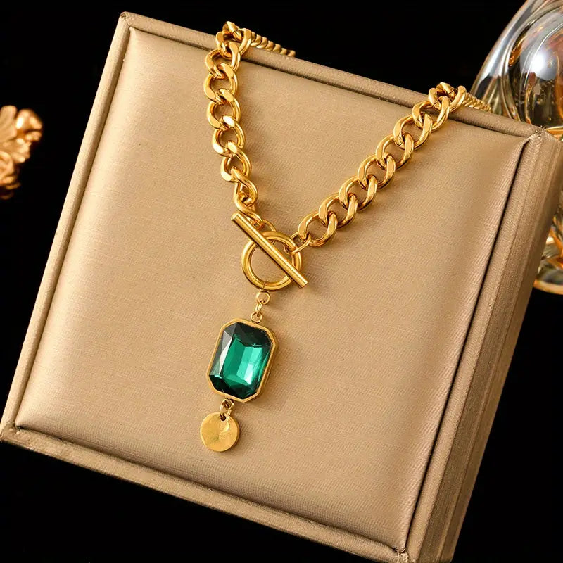 Goldene Kette mit Smaragd