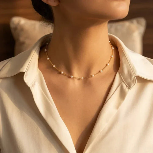 Halskette mit einer Kette aus verstreuten Perlen in Gold