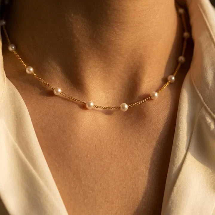 Halskette mit einer Kette aus verstreuten Perlen in Gold