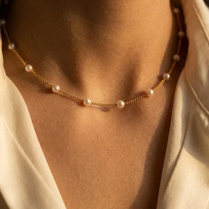 Halskette mit einer Kette aus verstreuten Perlen in Gold