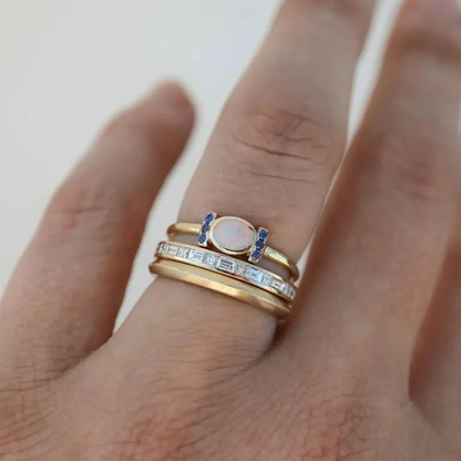 Set aus gestapelten Ringen mit geschlossener Fassung in Gold